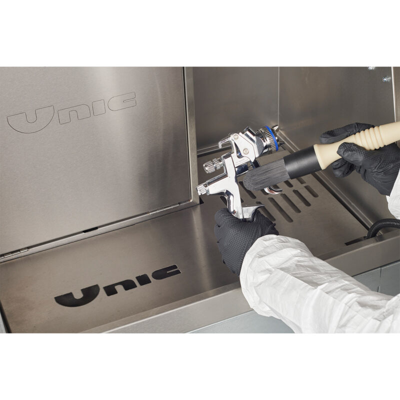 Edition-40-ued-40-front-facing-close-up-cleaning-spray-gun-cleaner-unic